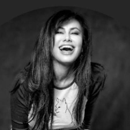 Fox News's journalist Lucy Noland is happily married. 